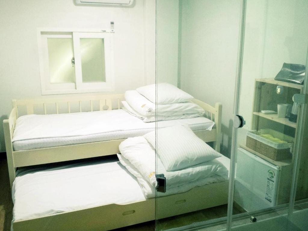 24 Guesthouse Sinchon Hongdae Seoul Rum bild