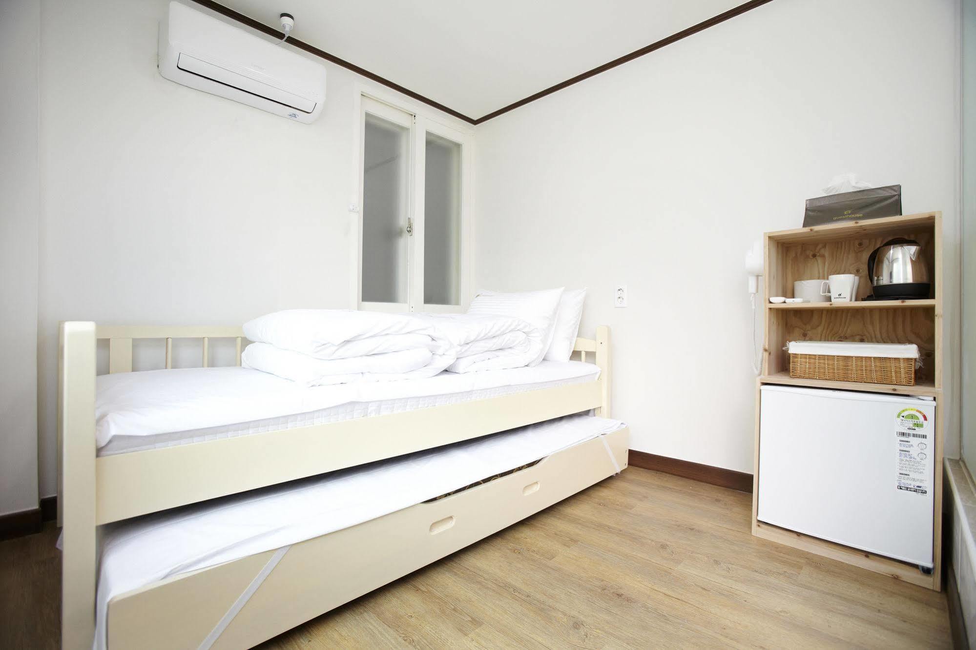 24 Guesthouse Sinchon Hongdae Seoul Exteriör bild