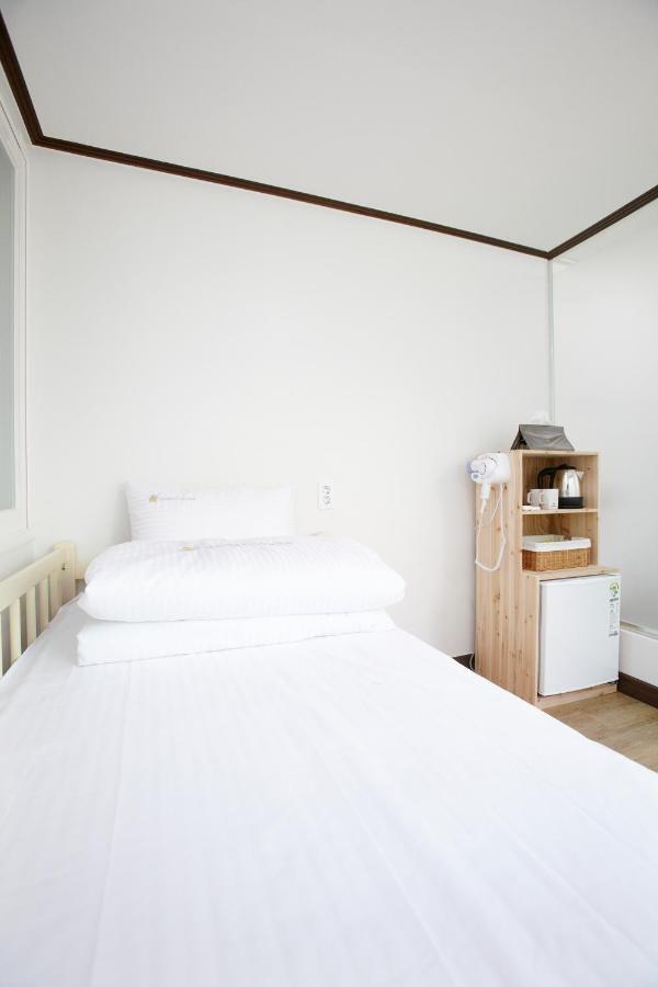 24 Guesthouse Sinchon Hongdae Seoul Exteriör bild